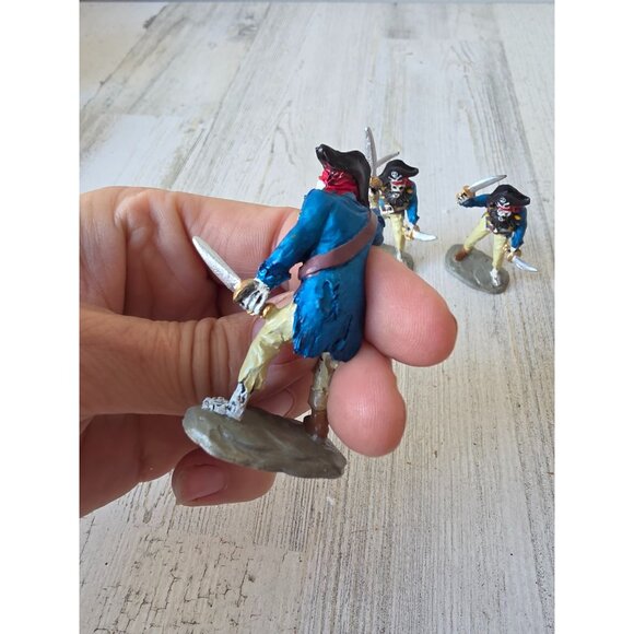 Lemax blackbeards ghost pirate Halloween people swords skeleton accessory fighti - Picture 2 of 5